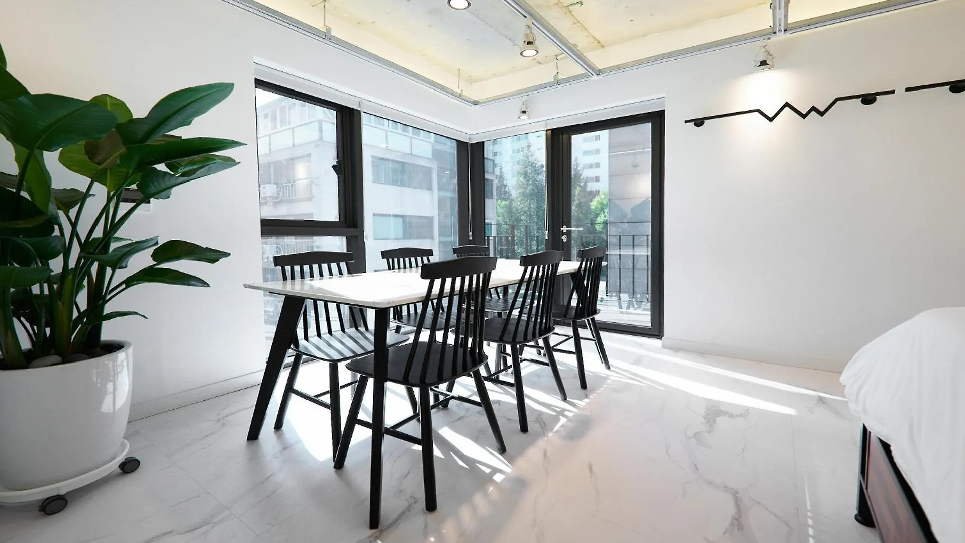 B9 Tailored Service Home Near Hongik Univ Station Seoul